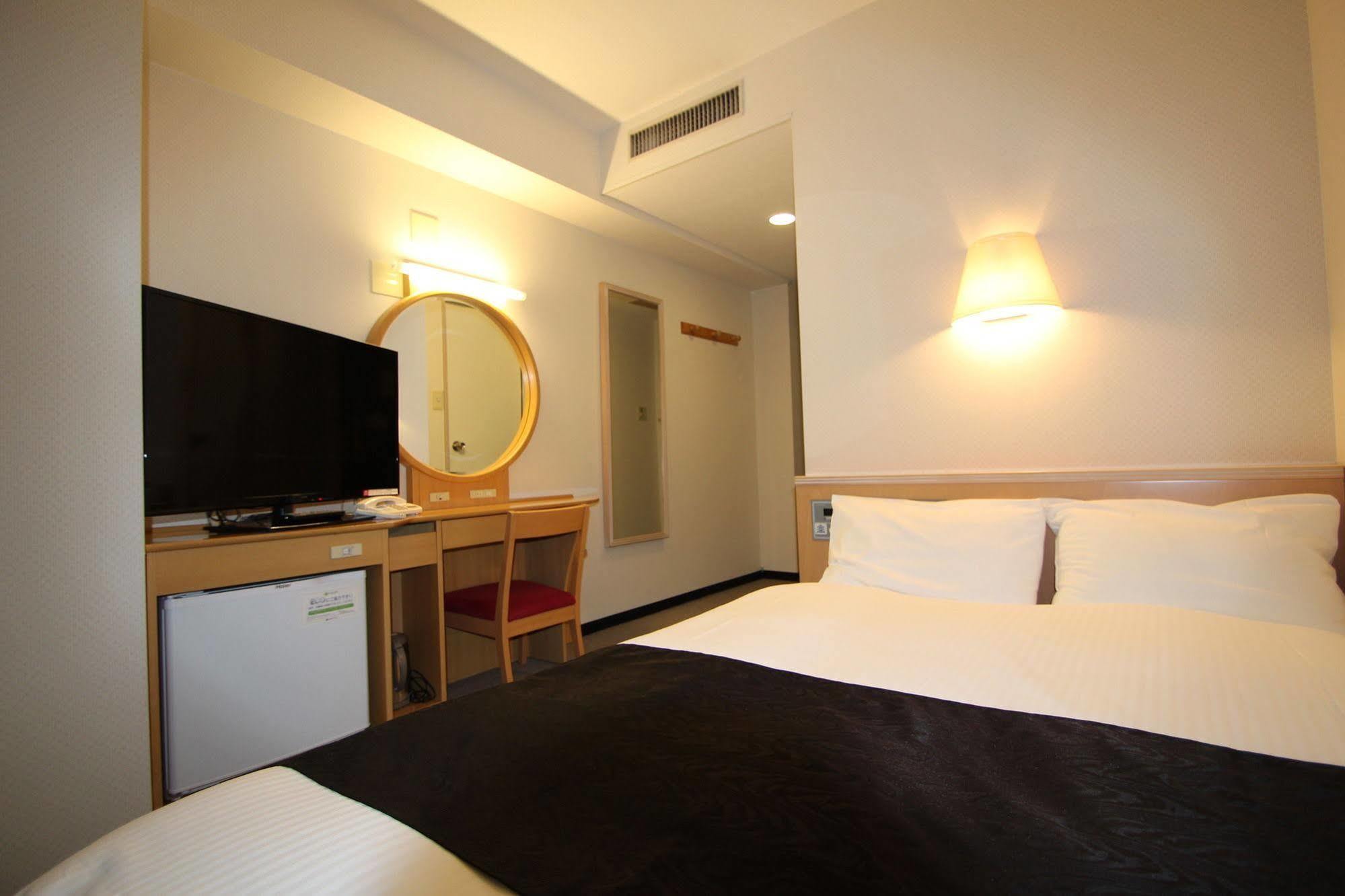 Apa Hotel Tonami Ekimae Kültér fotó
